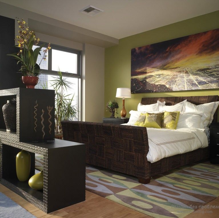 Темная мебель в спальне в сочетании с благородным оливковым цветом