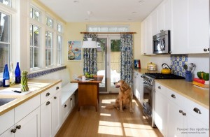 Классические шторы в интерьере кухни
