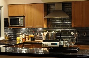 Красивая деревянная кухня с черной глянцевой столешницей