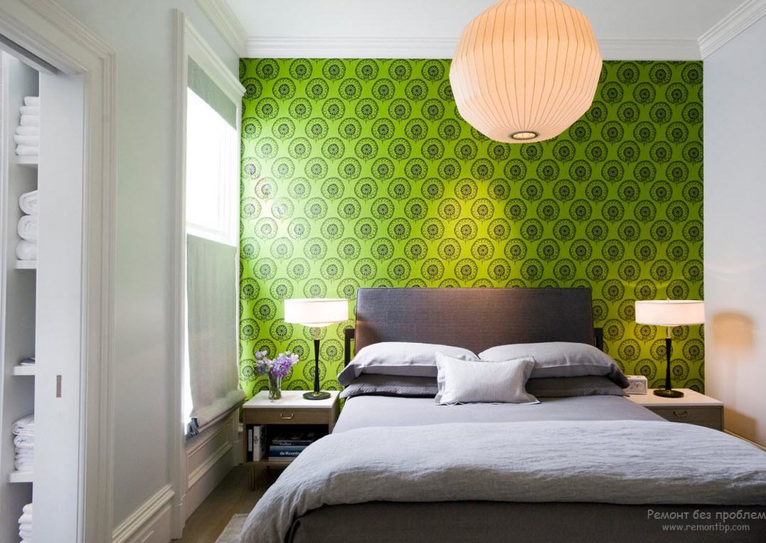 Яркий зеленый акцент в виде одной стены спальни