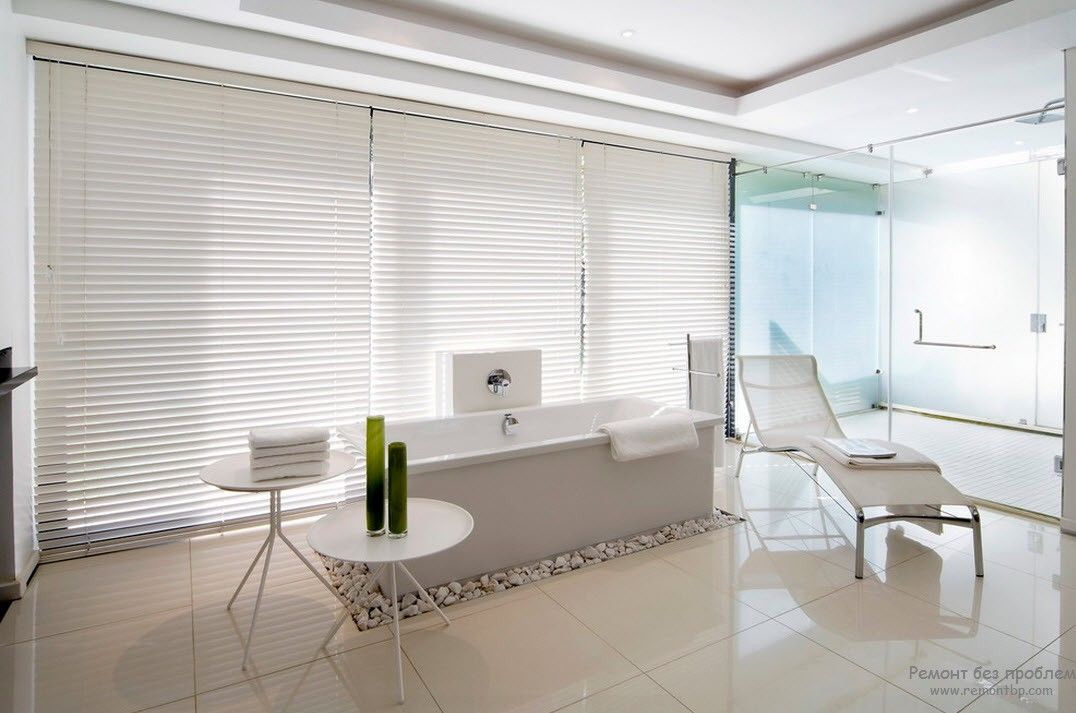Две вазочки в качестве аксессуаров в воздушном белом интерьере ванной комнаты в стиле минимализм
