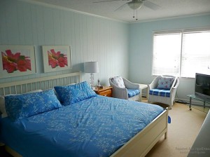Красный цвет в интерьере голубой спальни
