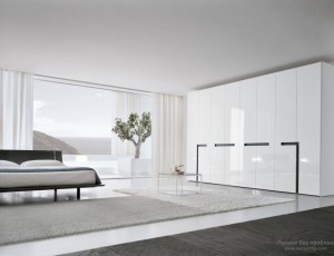 Деревце в интерьере просторной белой спальни в стиле минимализм
