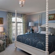 Источники освещения в интерьере синей спальни