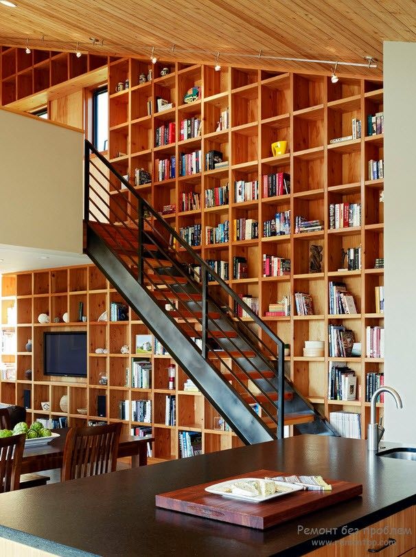 Использование лестничного пространства для хранения книг