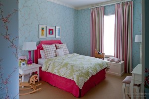 Голубые обои с нежными веточками для детской комнаты