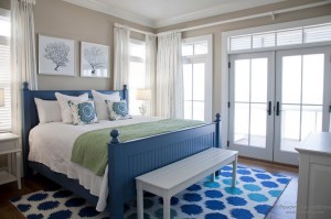 Уютный интерьер синей спальни