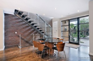 Дизайн металлической лестницы со стеклянными ограждениями