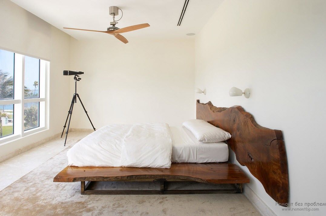 Світлий інтер'єр спальні з контрастним темним дерев'яним ліжком