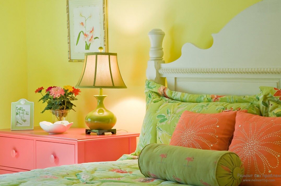 Зелегая спальня в сочетании с розовым оттенком