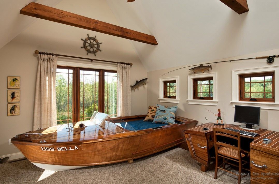 Комната для мальчика в морском стиле с кроватью в виде лодки