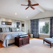 Интерьер синей спальни из дерева