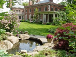 Каплевидная форма небольшого водоёма в саду старого английского стиля