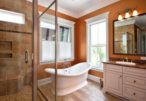Насыщенный персиковый цвет в интерьере ванной
