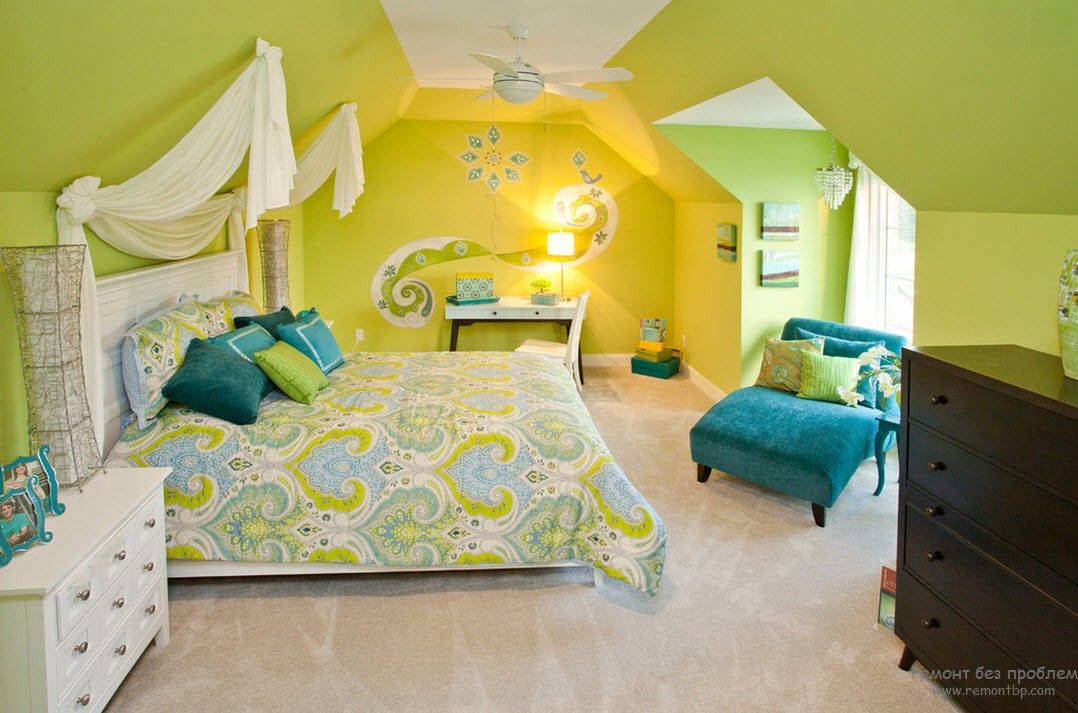 Интерьер спальни с довольно ярким светло-фисташковым цветом