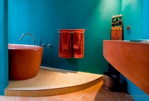 Интерьер ванной с персиковым цветом