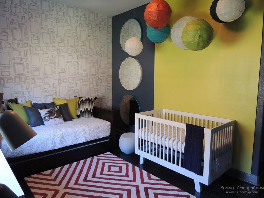 Комбинированный вариант обоев для комнаты новорожденных