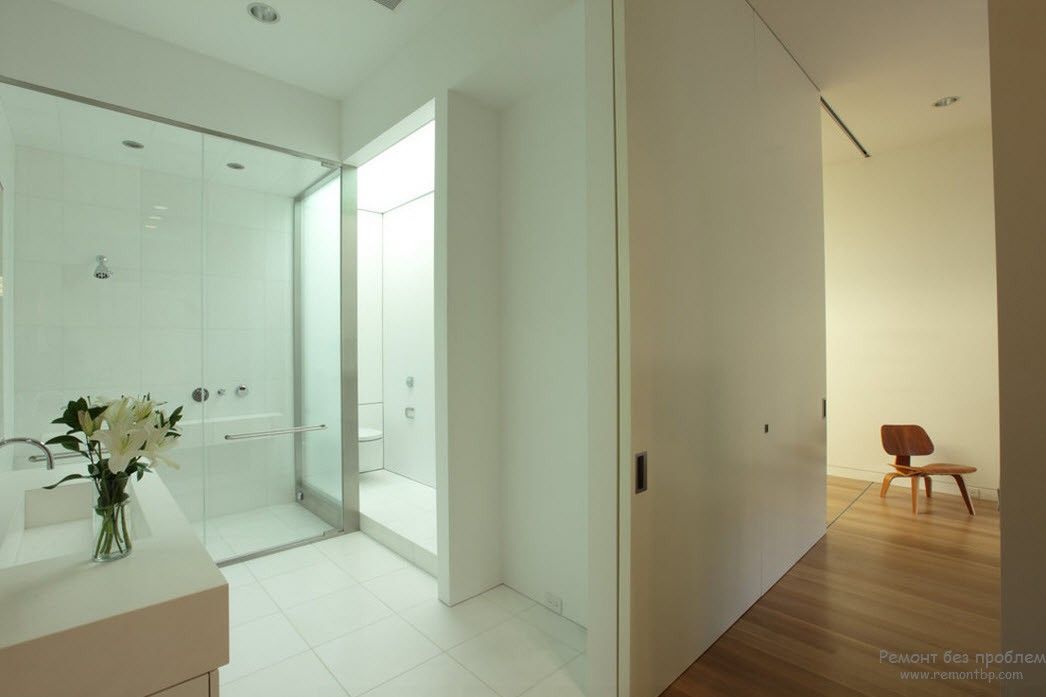 Дизайн ванної кімнати, виконаний у світлих тонах