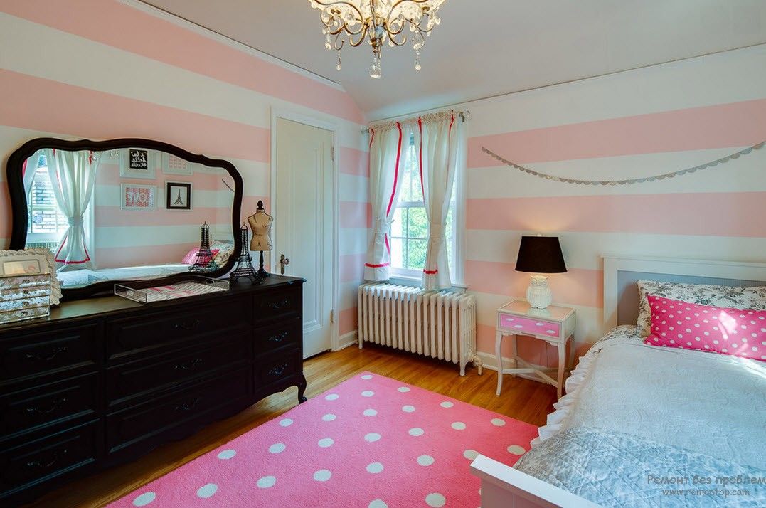 Мебель в классическом стиле в интерьере комнаты для девочки