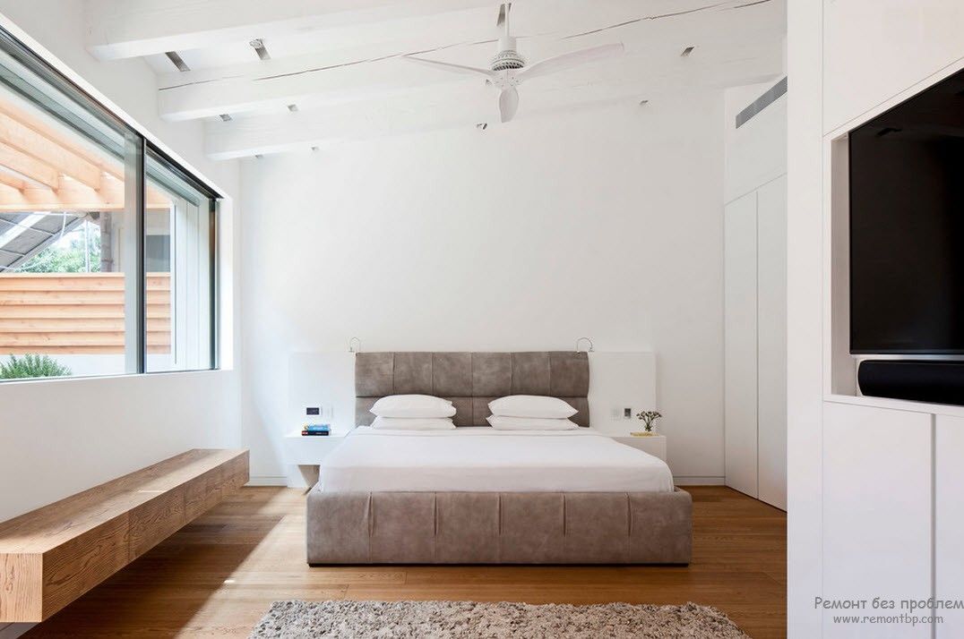 Белый интерьере спальни в сочетании с кроватью пастельных тонов