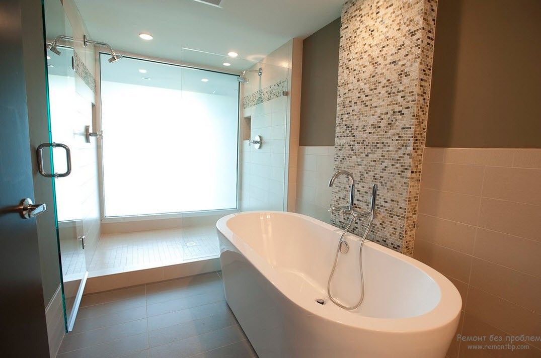 ванна овальної форми в оригінальному інтер'єрі ванної кімнати