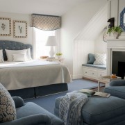 Спокойный интерьер синей спальни