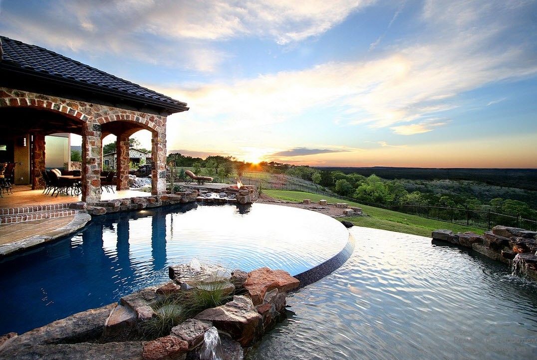Шикарний дизайн басейну, що примикає прямо до будинку з розкішним виглядом