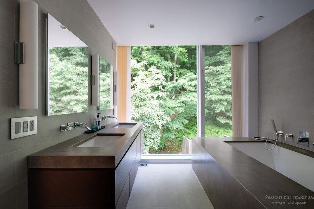 Красивая ванная комната с прямоугольной сантехникой в стиле минимализм