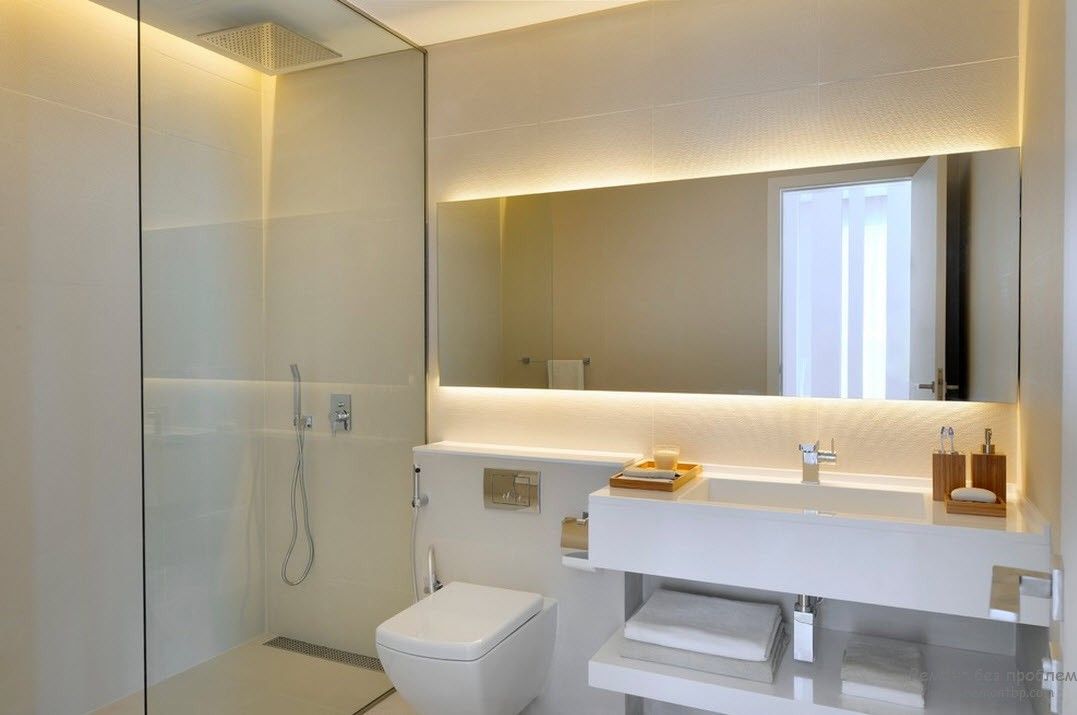 Дзеркало довжиною на всю стіну у ванній кімнаті у стилі мінімалізм