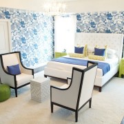 Зеленые акценты в сочетании с голубым интерьером