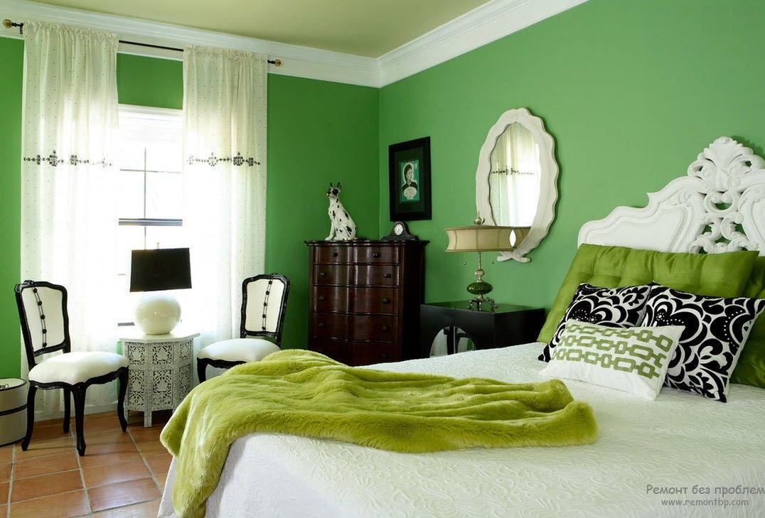 Зеленые стены и аксессуары в интерьере спальни