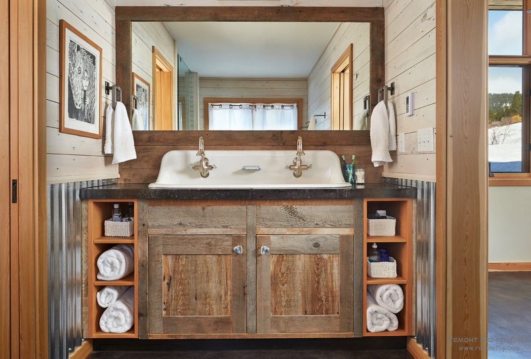 Вентильные краны под бронзу в интерьере ванной комнаты в стиле кантри