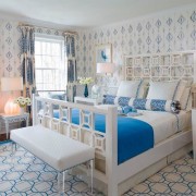 Синие узоры на белом фоне в интерьере спальни