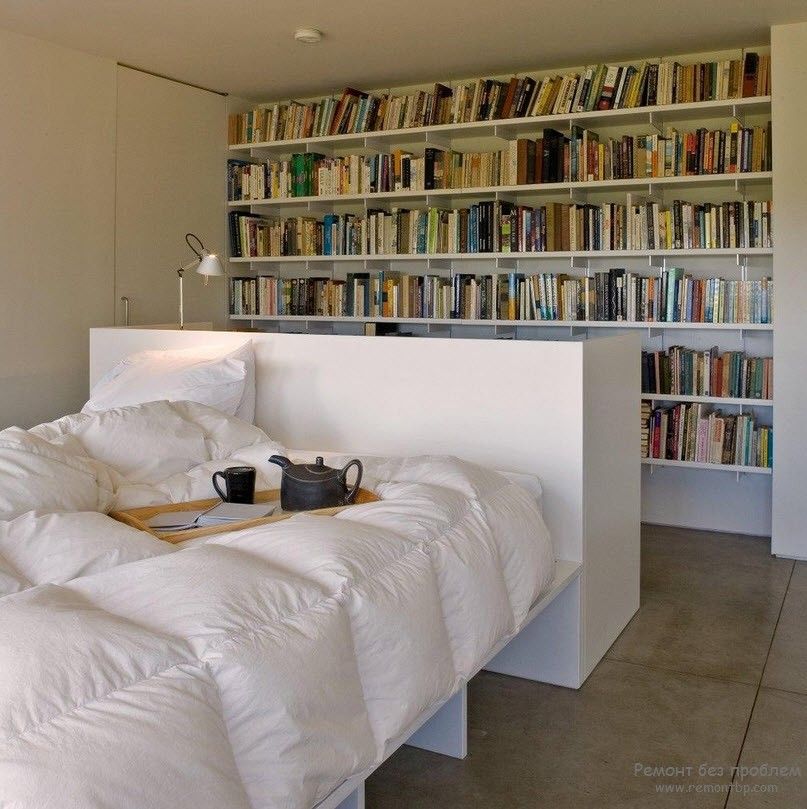 Полноценная домашняя библиотека в интерьере спальни