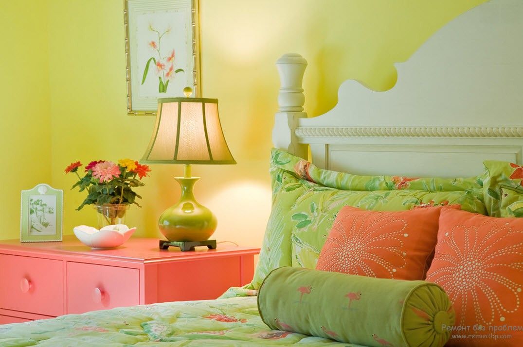 Салатова жіноча спальня у стилі модерн