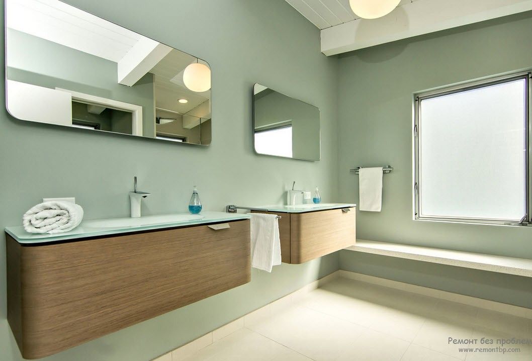 Два великі прямокутні дзеркала в інтер'єрі ванної кімнати
