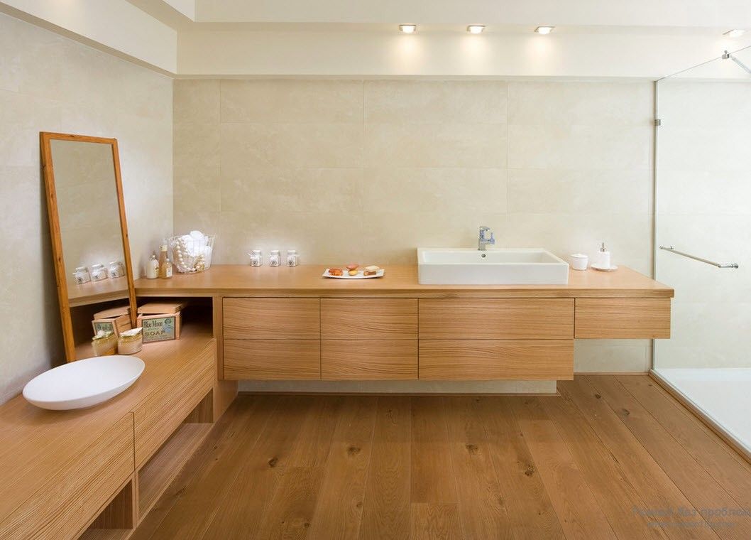 Зеркало в деревянной раме в гармонии с деревянной мебелью и отделкой ванной комнаты