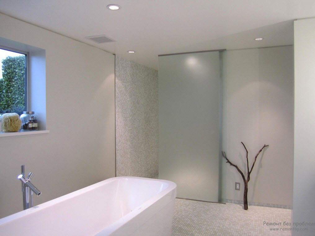 Один аксесуар для прикраси мінімалістської ванної кімнати