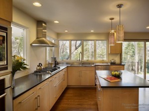 Интерьер светло-бежевой кухни с темной столешницей