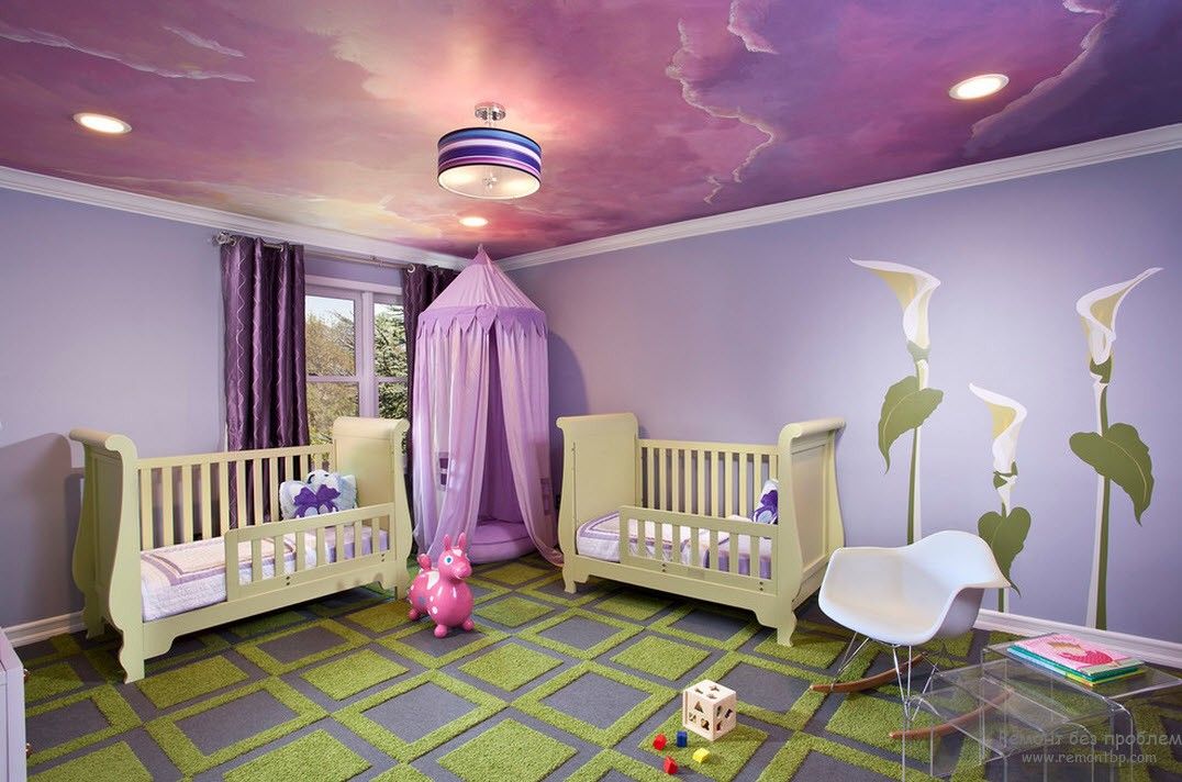 Эффектный дизайн неба на потолке детской комнаты