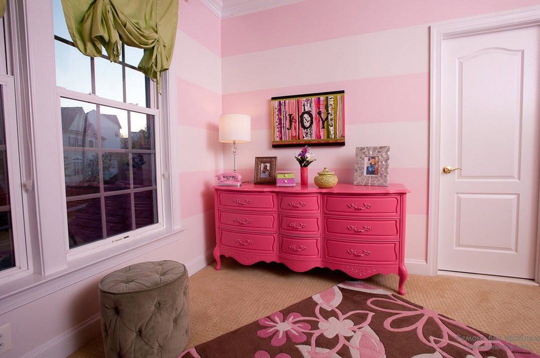 Яркий акцент интерьера детской комнаты - розовый комод