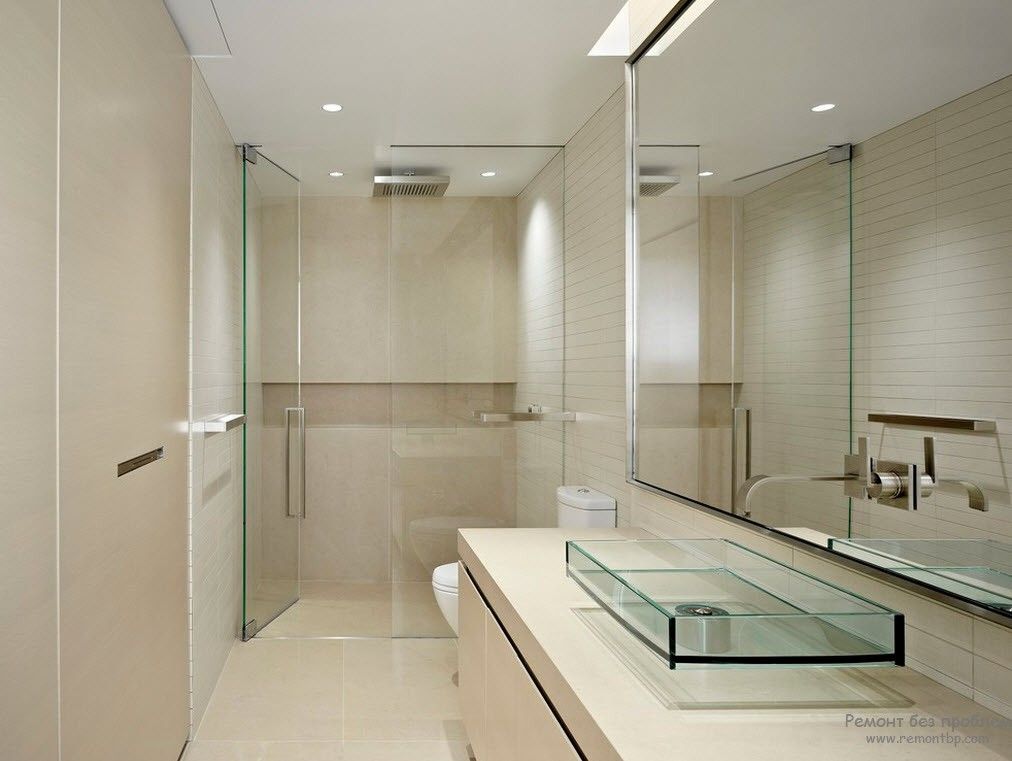 Зеркало, а также стелкянные двери и раковина в интерьере ванной комнаты в стиле минимализм