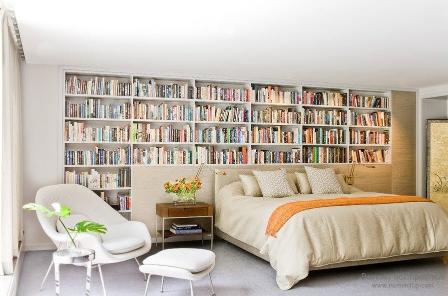 Класичні книжкові полиці для домашньої бібліотеки, розміщеної у спальні