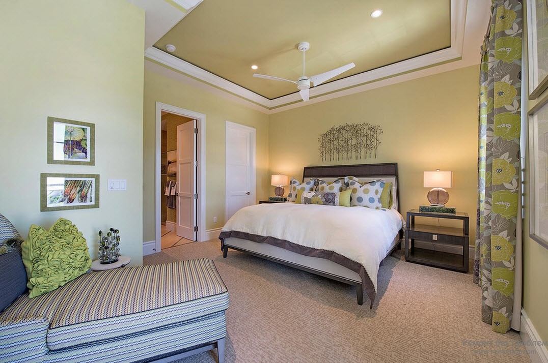 Элегантная спальня в пастельных тонах с элементами оливкового