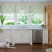 Легкие и милые шторы в интерьере кухни