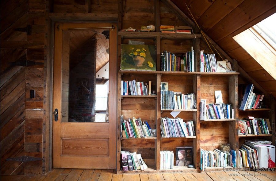З розумом використане місце для зберігання книг біля мансардного вікна