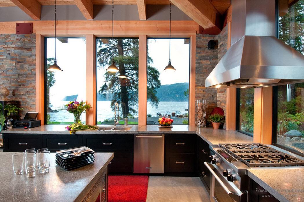 Очень красивая угловая кухня с окнами на разных стенах