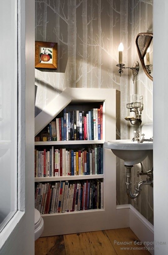 Незвичайний дизайн книжкової полиці, вбудованої у стіну