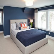 Сочетание синего цвета с оранжевым в интерьере спальни