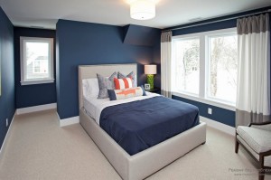Сочетание синего цвета с оранжевым в интерьере спальни
